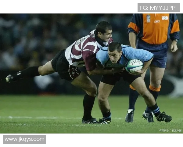 足球明星肘击事件引发热议视频曝光引发球迷和媒体广泛关注